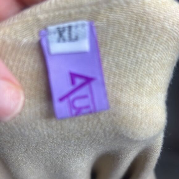 Woman's Sweater - Picture 5 of 7